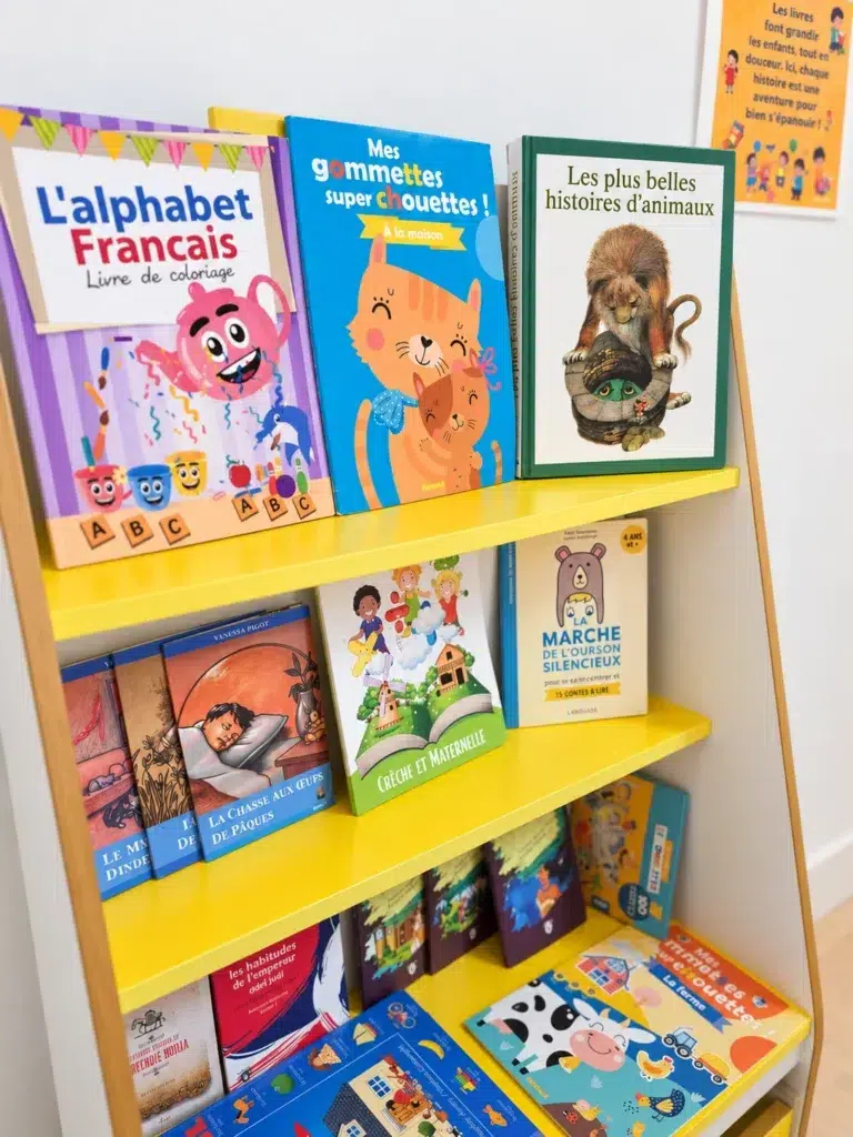 Fransızca dil atölyesinde alfabe ve hikâye kitaplarının bulunduğu kitaplık