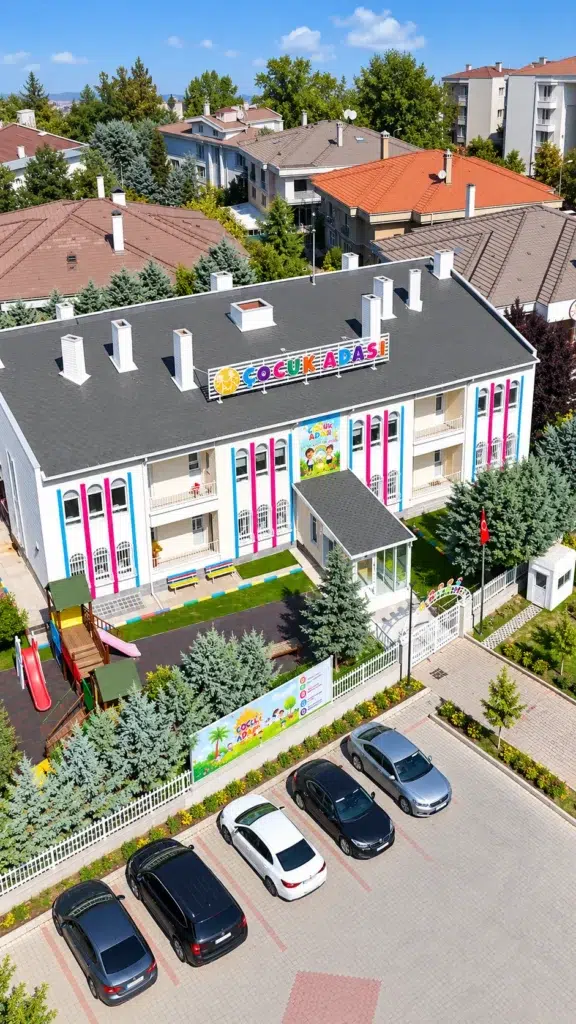 Çocuk Adası okul binası, bahçesi ve giriş alanının havadan görünümü