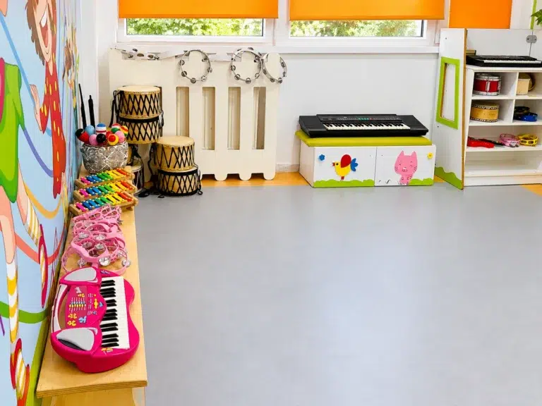 Müzik atölyesinde klavye, davullar ve çocuklara uygun ritim aletleri